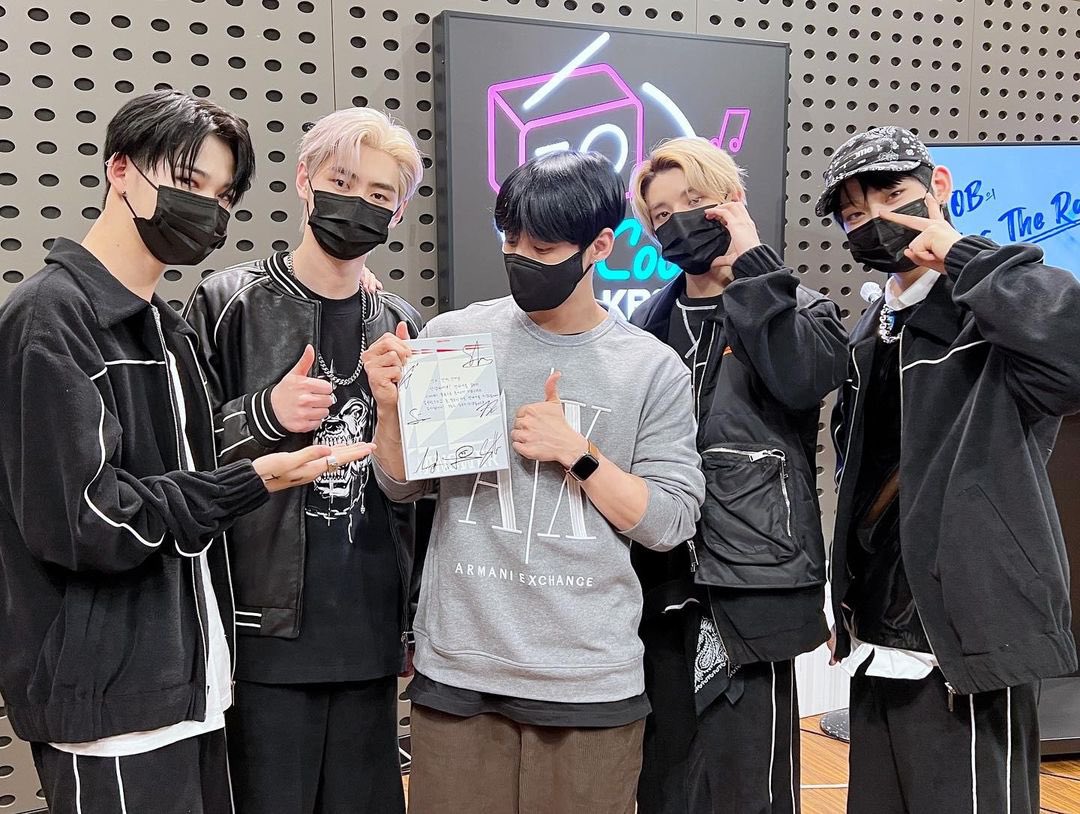 enhypenupdates's tweet photo. [INSTAGRAM] 220115

@/btob.kiss.the.radio Instagram Update with Jake, Sunghoon, Sunoo, and Ni-ki

(1/2)

@ENHYPEN_members @ENHYPEN #ENHYPEN #엔하이픈 https://t.co/yO85JXR6W7
