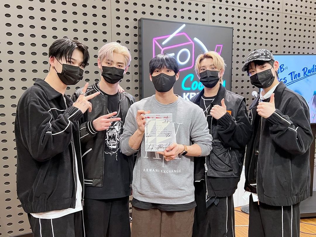 enhypenupdates's tweet photo. [INSTAGRAM] 220115

@/btob.kiss.the.radio Instagram Update with Jake, Sunghoon, Sunoo, and Ni-ki

(1/2)

@ENHYPEN_members @ENHYPEN #ENHYPEN #엔하이픈 https://t.co/yO85JXR6W7