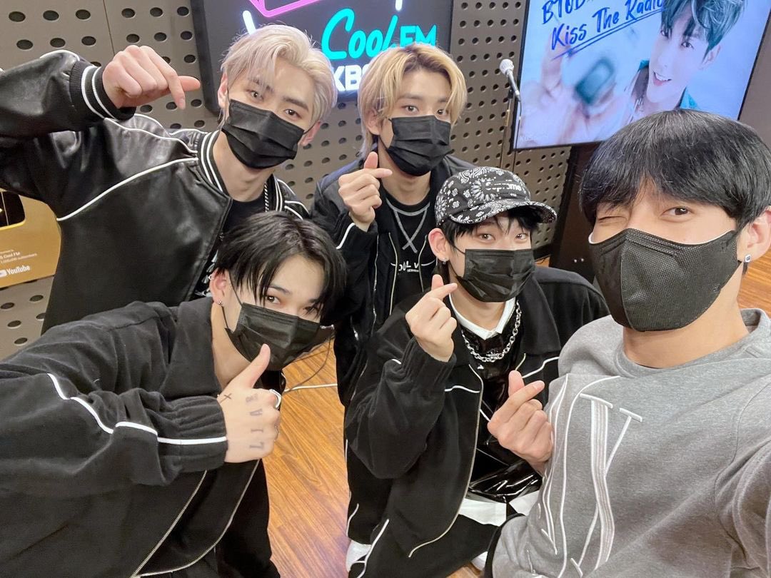 enhypenupdates's tweet photo. [INSTAGRAM] 220115

@/btob.kiss.the.radio Instagram Update with Jake, Sunghoon, Sunoo, and Ni-ki

(1/2)

@ENHYPEN_members @ENHYPEN #ENHYPEN #엔하이픈 https://t.co/yO85JXR6W7