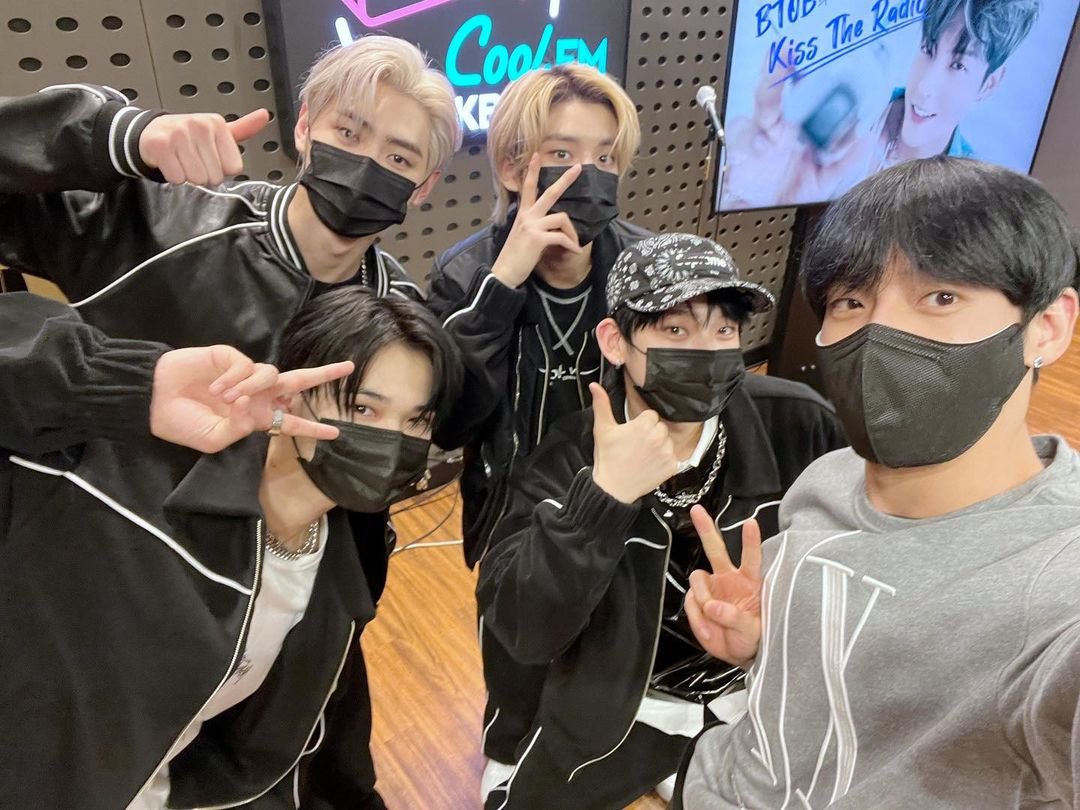 enhypenupdates's tweet photo. (2/2)

@ENHYPEN_members @ENHYPEN #ENHYPEN #엔하이픈 https://t.co/2HVbOSCUQY