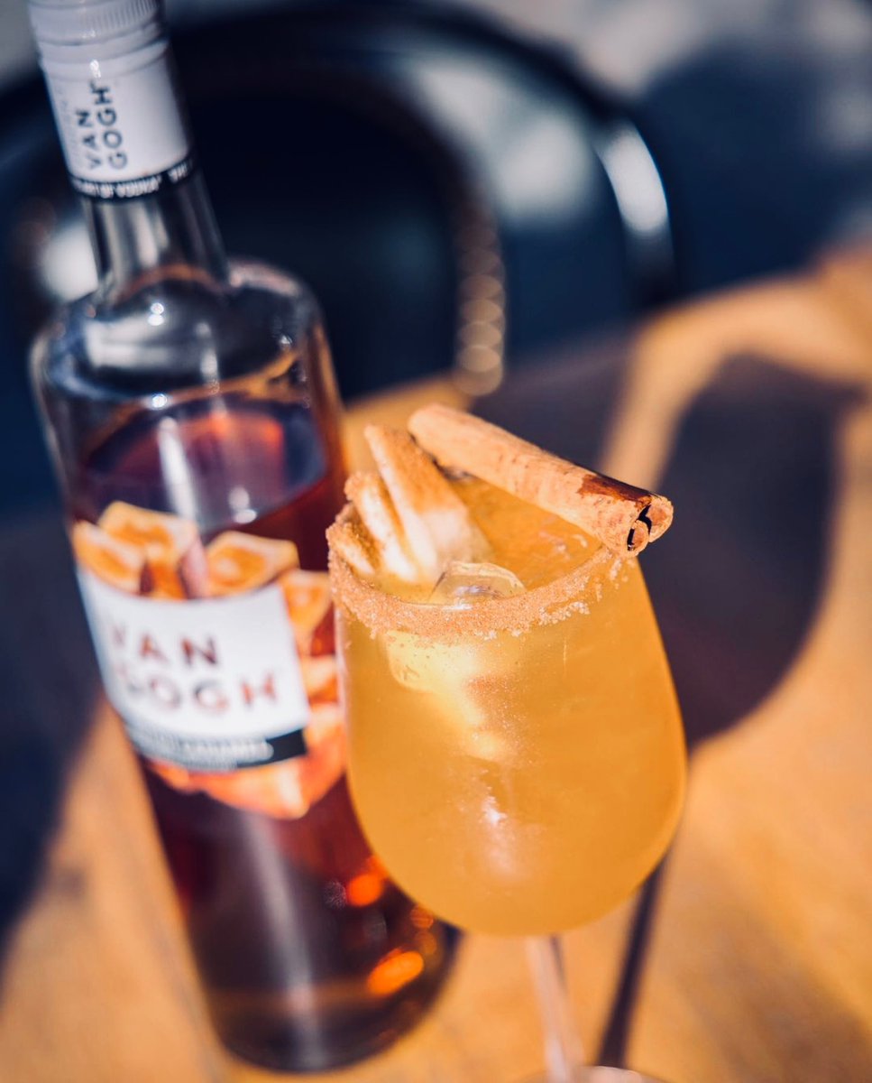 vangoghvodka's tweet photo. Dreaming of this Dutch Caramel Cocktail by @viafornapizza 💭 #GoghCreate this one at home:

1.5 oz. Van Gogh Dutch Caramel Vodka
3 oz. apple cider
Cinnamon sticks and apple slices for garnish

Add ingredients to a shaker with ice and pour. 

Photo: @viafornopizza https://t.co/fvq2itYbgX