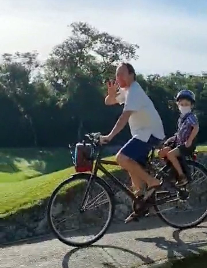pacodeanda's tweet photo. En todas las mañanas, rumbo a la escuela, intercambio sonrisas con alguna (o varias) persona desconocida que también anda en bici.

Es un fenómeno que en auto no pasa. https://t.co/oUynSw4Qtr