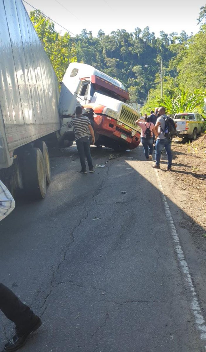 Panapro1's tweet photo. Accidente y varios heridos en vía Chiriquí Grande - Almirante, Bocas del Toro, producto de un cierre por huelga, un camión se estrello con varios vehículos que estaban detenidos en la vía al no poder detenerse a tiempo. #BTVPANAMA #BOCASDELTORO https://t.co/DOtfni6KNq