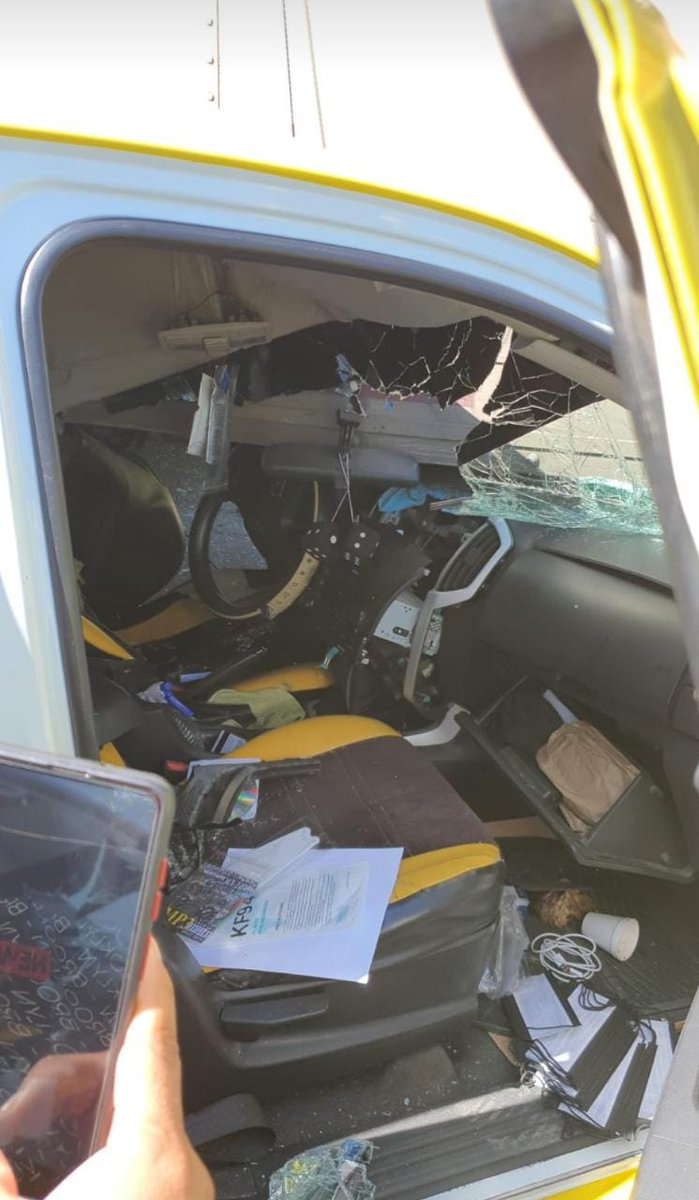 Panapro1's tweet photo. Accidente y varios heridos en vía Chiriquí Grande - Almirante, Bocas del Toro, producto de un cierre por huelga, un camión se estrello con varios vehículos que estaban detenidos en la vía al no poder detenerse a tiempo. #BTVPANAMA #BOCASDELTORO https://t.co/DOtfni6KNq