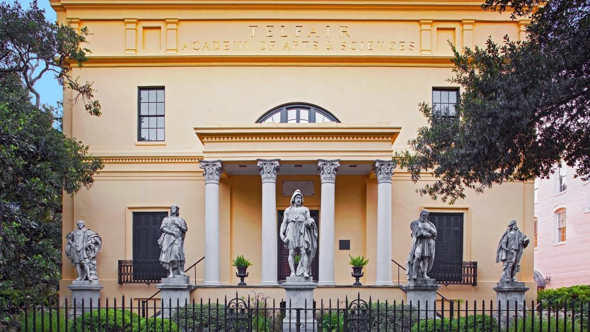 Step outside the conference room and host your next meeting in one of Savannah's stunning venues! bit.ly/31YUVlG