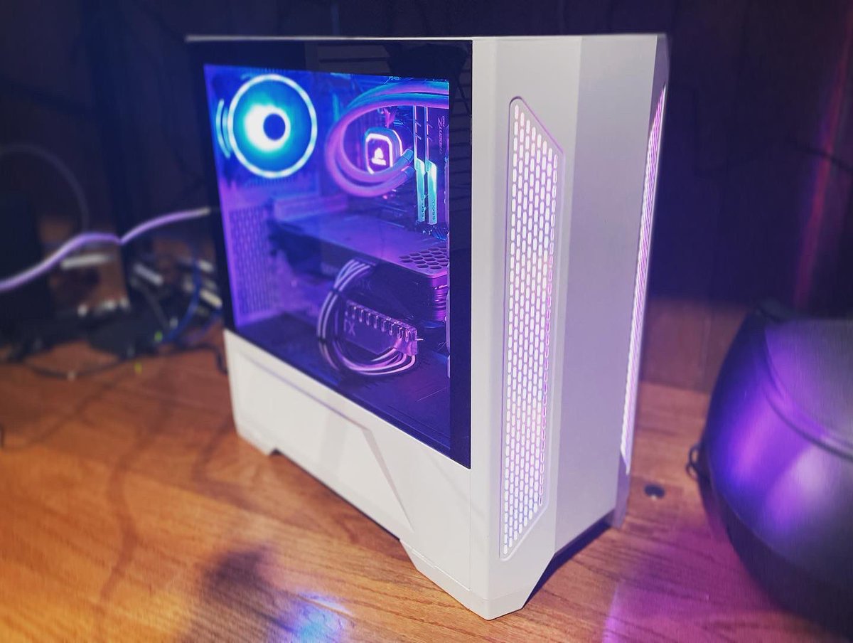 JLR_Solutions's tweet photo. Customer wanted a custom built PC and we delivered! #JLRSolutions https://t.co/miUUrgb681