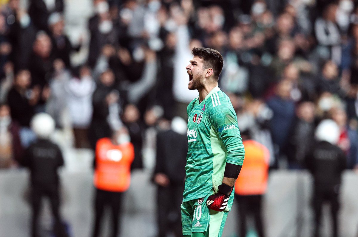 muradtamer_'s tweet photo. Bu sezon ceza
sahası dışındaki 13 müdahalesinin tamamı da
başarılı olan Ersin'in
G.Antep hücumunda da aynı şekilde çıkarak golü önlemesi kırılma anıydı https://t.co/4eKiqCge9N
