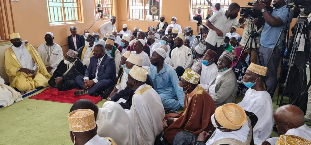 Lord_Mayor256's tweet photo. The Lord Mayor asked the members of Ummah while handing over Masjid Kabuliti to jealously protect their property. He derived this from the attempts to demolish Masjid Mbuya by a certain mogul after the expiry of its lease. 

#EngaboYaBannakampala https://t.co/Ah9wdamvUq