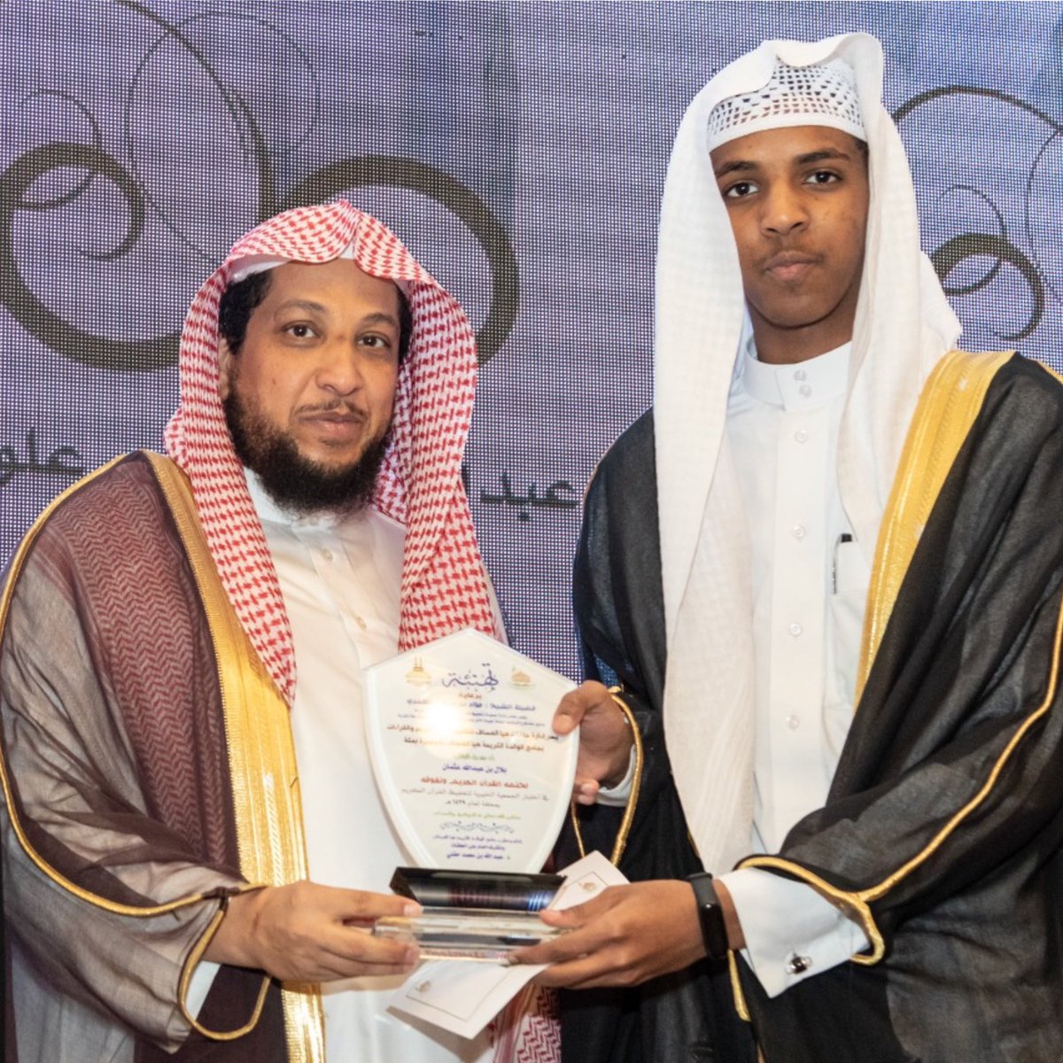 a7oxn's tweet photo. جانب من التكريم :
مع مدير عام فرع الرئاسة العامة لهيئة الأمر بالمعروف والنهي عن المنكر بمكة المكرمة
الشيخ فؤاد بن سعود العمري 
@AlamriFo

2018 م 
1439 ھ https://t.co/tx7hryGxAc