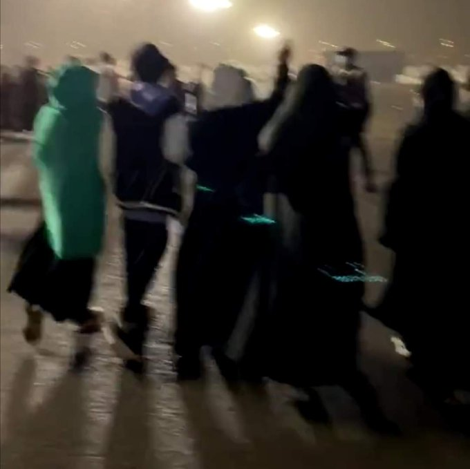 ittekook's tweet photo. #StrayKids_in_Riyadh 
Equipo de Stray Kids ya está en la zona ayudando a todo aquel que necesite ayuda.#SKZ envío autobuses con conductoras (mujeres), dicen "SKZ"en ellos para un fácil reconocimiento, son gratuitos y aceptan a todas aquellas que levanten la mano en señal de ayuda https://t.co/00cAhVHxxX