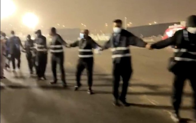 ittekook's tweet photo. #StrayKids_in_Riyadh 
Equipo de Stray Kids ya está en la zona ayudando a todo aquel que necesite ayuda.#SKZ envío autobuses con conductoras (mujeres), dicen "SKZ"en ellos para un fácil reconocimiento, son gratuitos y aceptan a todas aquellas que levanten la mano en señal de ayuda https://t.co/00cAhVHxxX