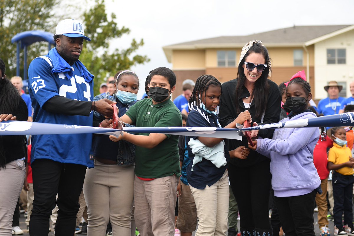 RETWEET &amp; let’s get <a href="/KennyKennyMoe3/">Kenny Moore II</a> back into first place! 

#WPMOYChallenge  x Moore ll