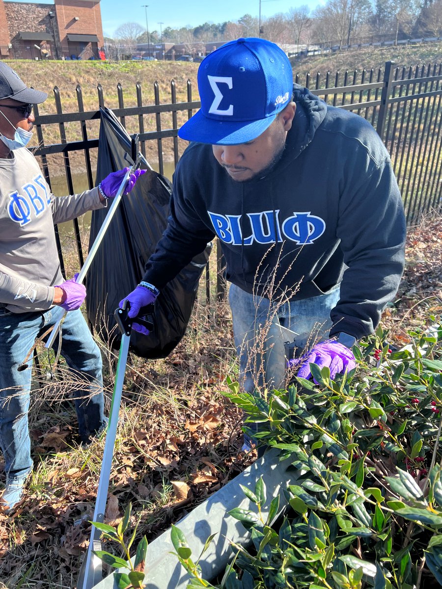 cityofeastpoint's tweet photo. Today, The City of East Point, State Representative
@boddieforga and @ATL_Labor hosted a neighborhood clean-up. Volunteers, including Mayor @DeanaIngraham , met at the Walmart on Cleveland Avenue to #KeepEPLitterFree #puttrashinitsplace https://t.co/YgEyQ2ljIr