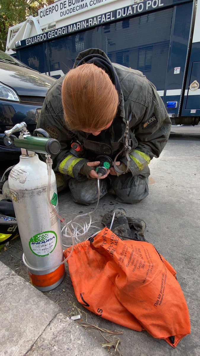 cbsantiago's tweet photo. Durante la emergencia ocurrida en Compañía de Jesús y Cueto, #Santiago, Voluntarias del CBS efectuaron el rescate de un gato, entregándoles el respectivo soporte vital.
#EmergenciasCBS #BomberosSantiago #ConstanciayDisciplina https://t.co/Rhj1csaX61