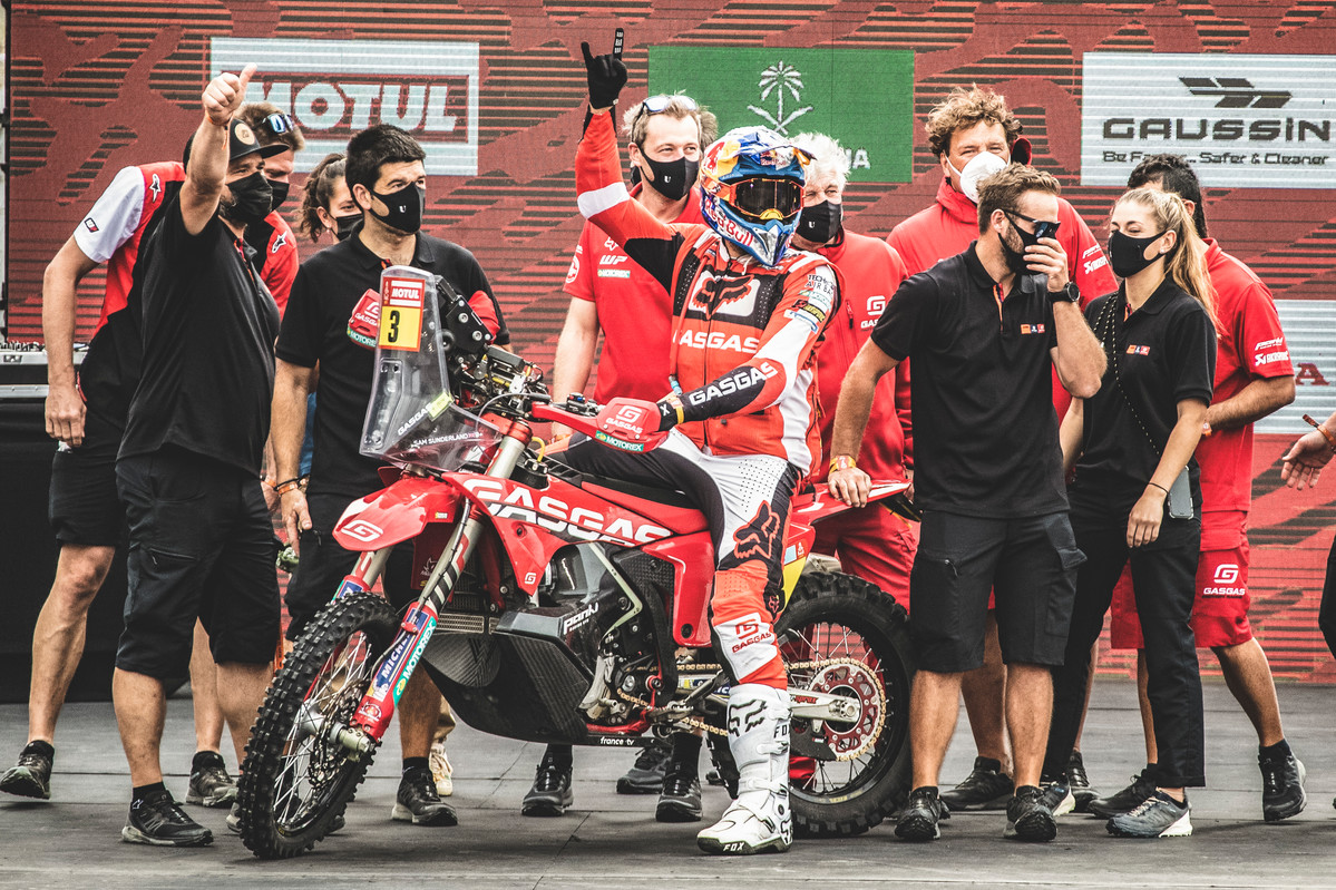 AirohHelmet's tweet photo. 2022 DAKAR Rally
For the Airoh Family today is a very special day, conquer the first and the second steps of the podium of the Dakar Rally is something that…leaves speechless!
race report: https://t.co/TeNpI84XHH

@dakar 
#rideon #airohrider #airohhelmet  #airohracing #Dakar2022 https://t.co/O3IZpr6FDg