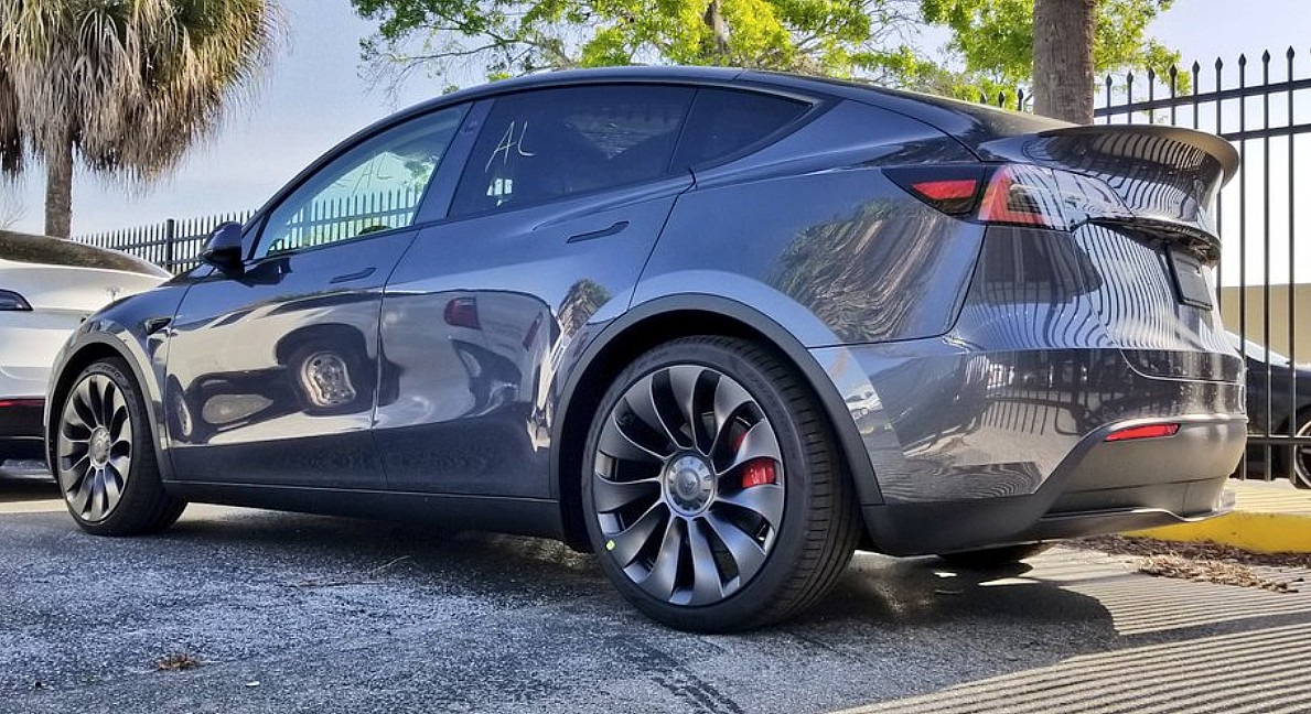 Teslarati's tweet photo. Tesla adds references to the Structural Battery Pack to the Model Y owner's manual.

Sounds like the revolutionary new pack could be launched very soon!

https://t.co/0QIEskad1X https://t.co/vK3DikZeYi