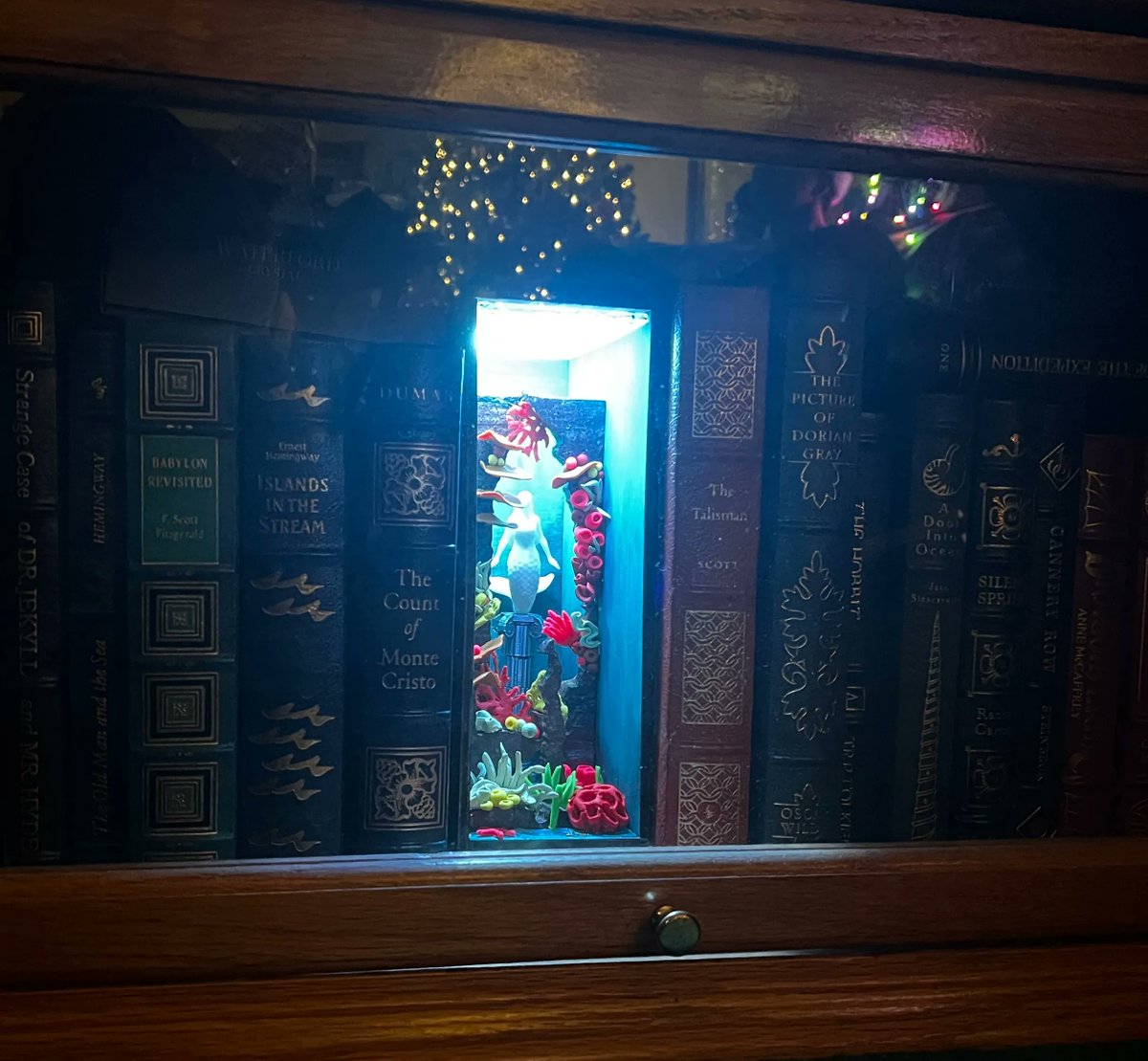 PCInnoInstitute's tweet image. Advanced Digital Art and Design Ss are making book nooks - only 9x6 inches (the size of a book). Projects must include an electronic and use Blender, 3D modeling program, to create a custom 3D object. Stay tuned for more photos of the project in progress! #PCvisualarts #makered