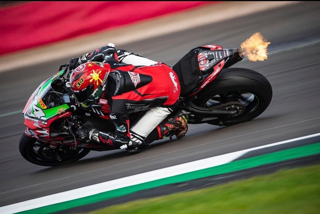 M_A_D_RACING's tweet photo. #FlameFriday how awesome is this shot of @JordanWeaving34 captured by @JamieMorris19 🤩🔥 https://t.co/DKpXvTfqja