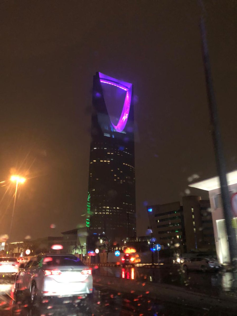 جميلتنا #الرياض 
 تزيّنت بالمطر وأمست فاتنتنا..
#مطر_الرياض