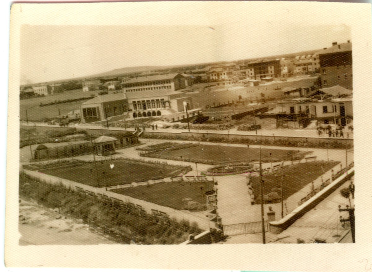 dkulturtabiat's tweet photo. Dağkapı Meydanı’nın 80’li yıllara kadar kadar beton bir boşluktan ibaret olmadığını, meydanda yaklaşık 50 yıl boyunca yemyeşil Emirgan Çay Bahçesinin yer aldığını biliyor muydunuz?  ++ https://t.co/wZ6bBaOm2E