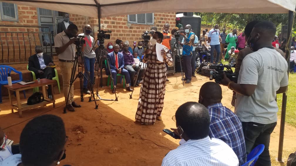 kakensaug's tweet photo. .... Owek.Christopher Bwanika, the Buganda kingdom Attorney General assured the occupants of the Nabagereka Foundation land that there is no intention of evicting them. He has urged them to embrace dialogue & find solutions to coexist #ExposeTheCorrupt #UGGovtWorks #ACUWorks https://t.co/Iu9zVIjzpR