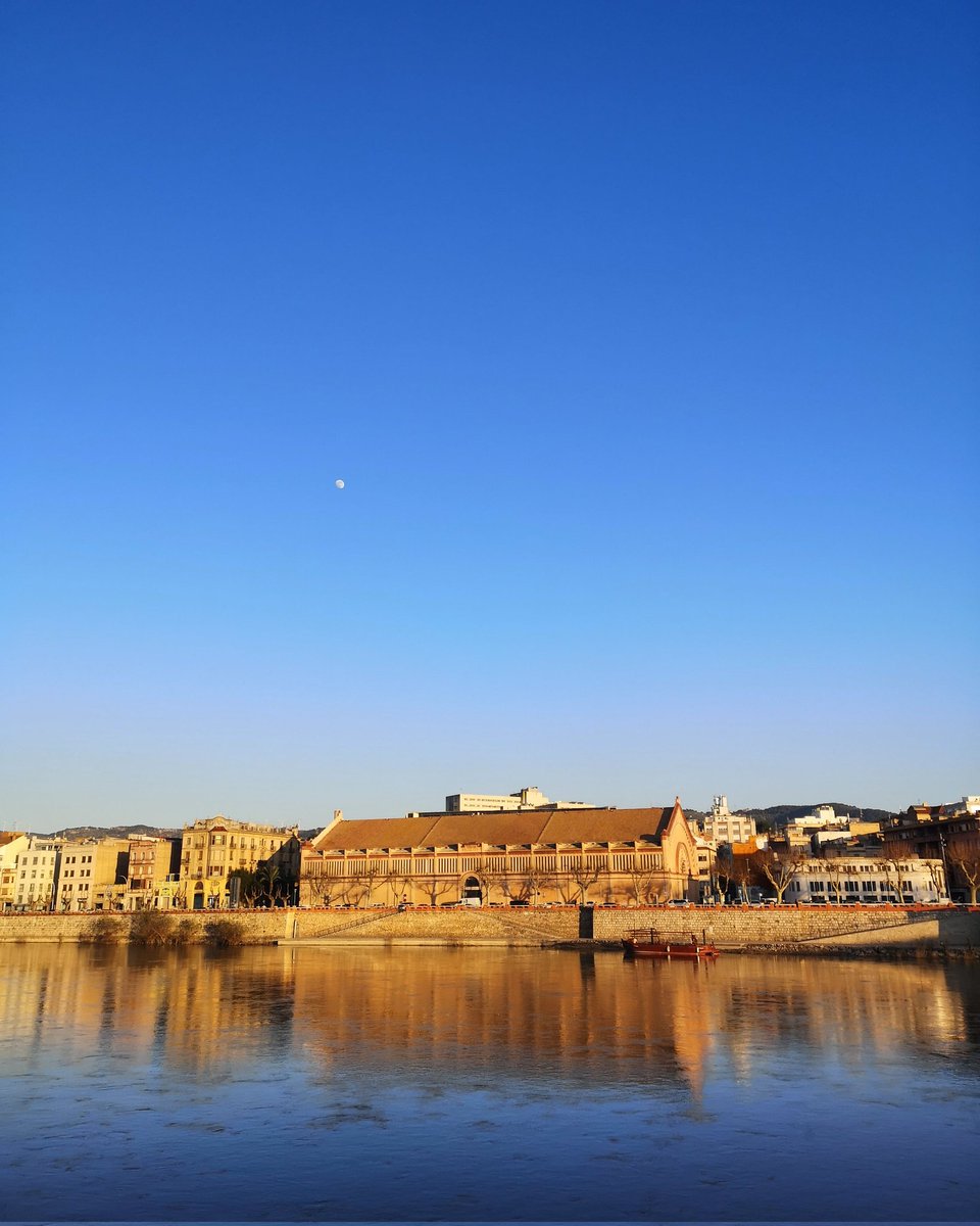 albafores's tweet photo. 💫 L'hora daurada i la 🌔 a punt
#tortosa @tortosaturisme #ebre #Ebroriver #river #mercatdetortosa @terresebretur #passeigfluvial #baixebre #fotografia #goldenhour https://t.co/IFwhqwr3dZ