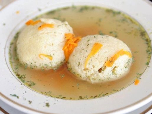 cindisdeli's tweet photo. The weather is cooling down, and our soups are heating up! Nothing warms the belly quite like a big bowl of matzo ball soup. 🍲 🔥 https://t.co/DnKf45NY0t