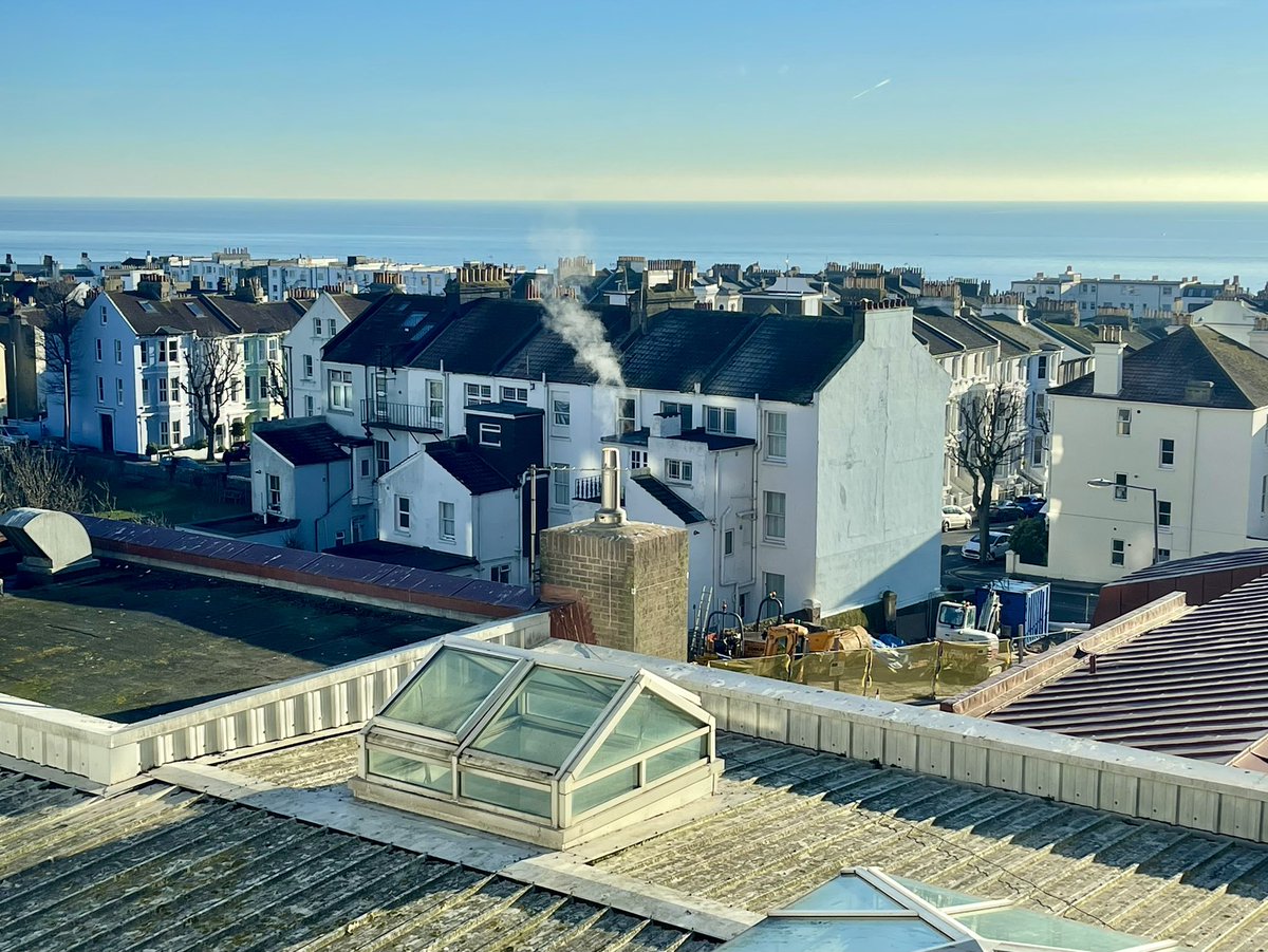janestokes13's tweet photo. Lovely day here in sunny #Brighton & a big THANK YOU to the exceptionally busy team in the Emergency Ambulatory Care Unit who have cared for so many people during day and are still smiling @UHSussex #RSCH #EACU https://t.co/MrYZOyC1uj