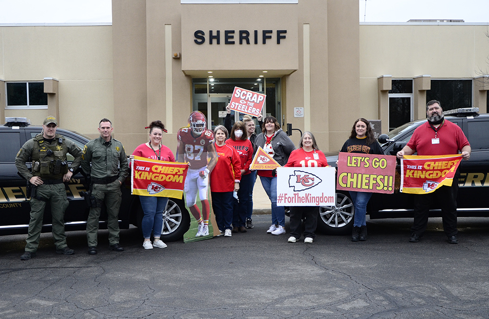 JacksonCountyMO's tweet photo. The @JCSheriffOffice considered it a badge of honor to pose with @tkelce for #ChiefsRedFriday😉 https://t.co/Amz758h3ZM
