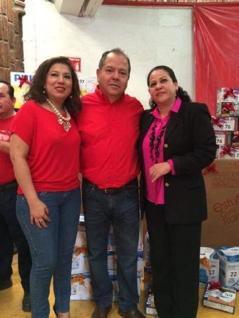 Me encontré con esta imagen en uno d tantos eventos d Partido q coincidimos con dos grandes Militantes pero sobre todo extraordinarias mujeres con gran integridad,capacidad y honorabilidad q me enorgullece contar con su amistad! 
Gran abrazo!!! a <a href="/PaulinaConde/">Paulina Conde</a> y <a href="/ritagbalboa/">Rita Balboa</a>