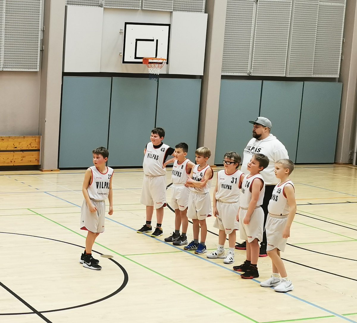 jussiluoto's tweet photo. Coach Järveläinen marssitti Vilpas White mikropojat voittoon kevätkauden avauksessa. Siinä ohessa hän napsii näitä mustavalkoisia money shotteja. On se seppä. 
#vilpas #vilpaskorisjunnut https://t.co/KSBiNhIIlu
