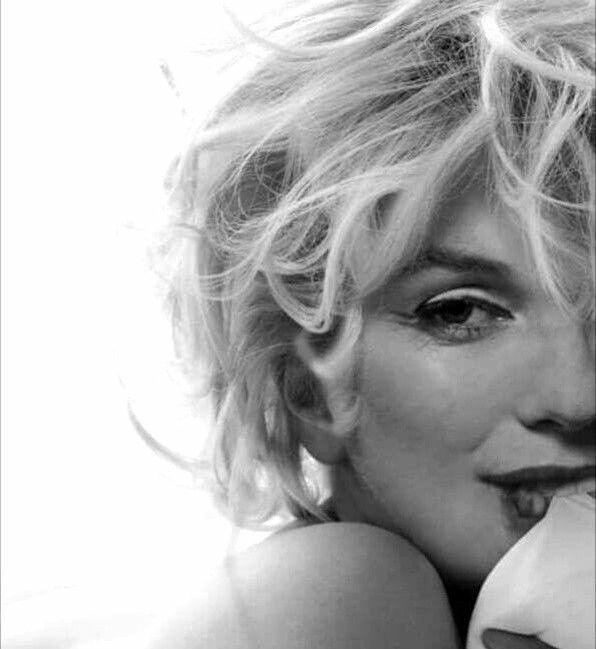 Talvolta possiamo ricevere quanto è necessario dall'espressione di un viso, essa può nutrirci per giorni e giorni...

Diario 1941-1942
Etty Hillesum

#goodnight ❤

#PensieriEffimeri 
#CasaLettori 

#RaccontodellaSera ❤
Marilyn