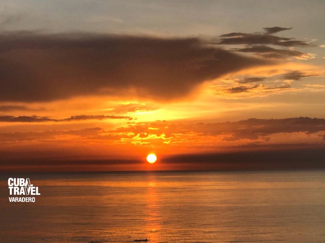 _varadero's tweet photo. Rojizo, fogoso abrazo en destellos dorados el de los atardeceres en nuestro #Varadero. Véalo con sus propios 👀 
#VaraderoTravel
#Cuba
#CubaTravel https://t.co/15yQZkxbFJ