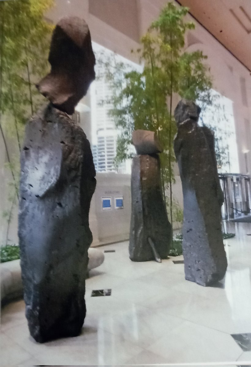 AngelsPecanins's tweet photo. @efemarq Al vestíbul del gratacels d'oficines Donnaly de Chicago hi ha aquestes escultures del Xavier Corberó. Em va sorprendre gratament. En Bofill va escombrar cap a casa. https://t.co/5p812e96gO