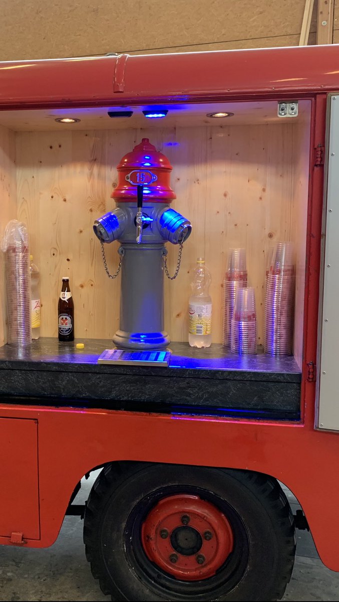 chrigwit's tweet photo. So, wer wäre auf eine solche Idee gekommen, ein altes #Feuerwehrauto mit einem #Hydranten als #Zapfstelle für #Bier zu kreieren…🤔😌😀 https://t.co/s3l4tTuUzc