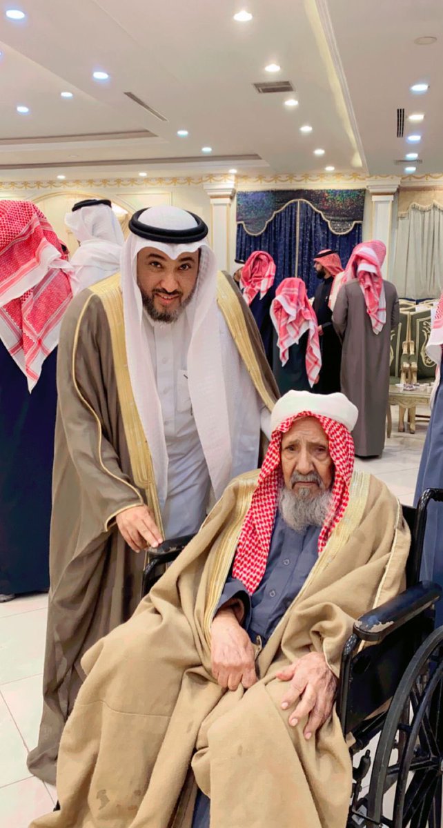 Lsalehas's tweet photo. وقد سررت وسعدت كثيرًا -حتى كدت بأخمصي أطأ الثريا- بلقائي رمزًا آخر من رموز العفو إنه (الشيخ حميدان بن عايض بن هميلة المدارية السبيعي) الذي سطَّر بمدادٍ من ذَهَبٍ وأحرفٍ من نور موقفًا من مواقف العفو قلَّ أن يتكرر، ولا يقدر عليه كل أحد، فقد كان صاحبَ أسرع عفو في التاريخ مكرما للجار https://t.co/oahtZ6znAq