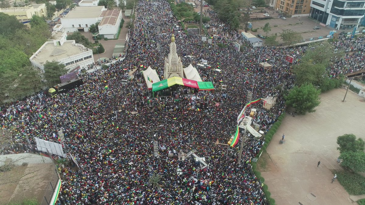 PresidenceMali's tweet photo. Le peuple malien debout comme un seul homme pour dénoncer les sanctions excessives de la CEDEAO\UEMOA.

#ViveleMaliUnieetProspère
#EnsembleNousBâtironsleMalideDemain https://t.co/f6WyVDtyVT