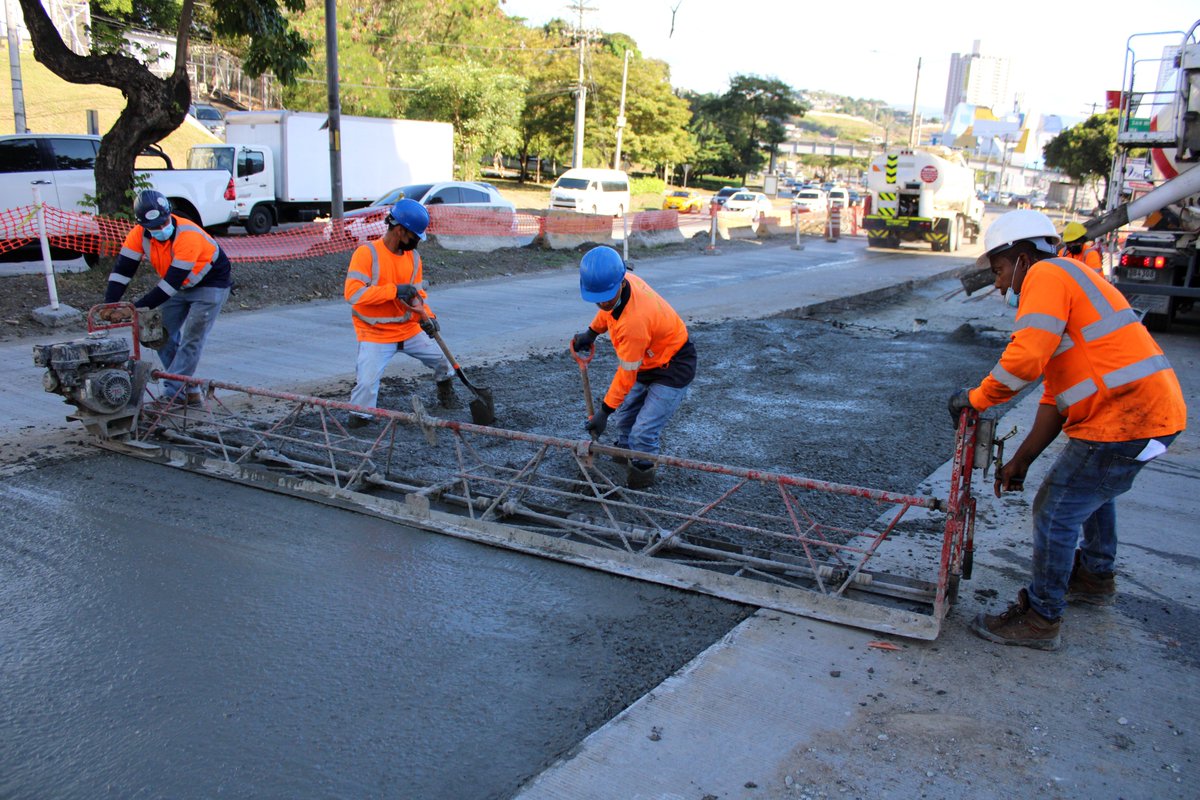 #Panamá🛤️| Así avanza la reparación de nueve losas de concreto en la vía Tumba Muerto.

Labores que se ejecutan en el área de Los Libertadores, debajo del puente peatonal próximo al supermercado Xtra, en dirección a San Miguelito. 
#TrabajandoPorPanamá