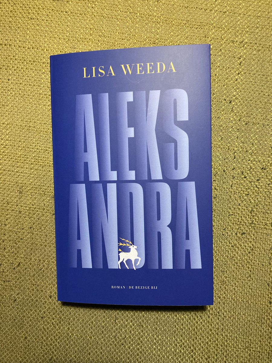 Dubbelmono's tweet photo. Liefdevol, gruwelijk, magisch-realistisch en ambitieus: @LisaWeeda maakte misschien wel hèt debuut van 2021. (Mocht je morgen de weer open boekhandel bezoeken: serieuze tip!) #bezigebij https://t.co/g1k5cPXehR