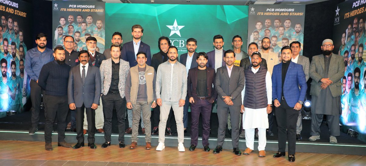 mohsin_rizvee's tweet photo. کیلنڈر ایئر 2021 میں عمدہ کارکردگی کا مظاہرہ کرنے والے  کھلاڑیوں اور ٹیم منیجمنٹ کے اعزاز میں تقریب،رمیز راجہ نے عمدہ کارکردگی کا مظاہرہ کرنے والے کھلاڑیوں اور اسپورٹ اسٹاف کے ارکان کو کیش پرائز سے نوازا
#pcbawards https://t.co/mVAKsFiMFa