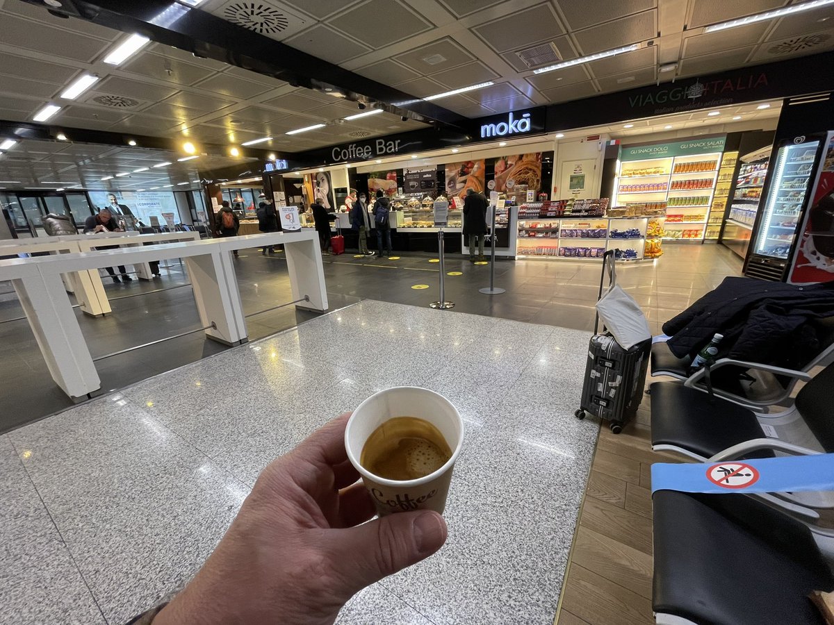 Aeroporto di Fiumicino: seduto a destra puoi bere il tuo caffè con il “Green Pass”; a sinistra, a soli 2 metri, appoggiato ai banchi bianchi, ci vuole il “Super Green Pass”.  
Dai, ditemi cosa ne pensate di questa trovata di genio! <a href="/AeroportidiRoma/">Aeroporti di Roma</a> <a href="/stampasgarbi/">UfficioStampaSgarbi</a> <a href="/Libero_official/">Libero</a>