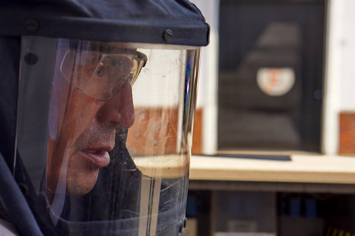 OficialEdesur's tweet image. 👷‍♂️⚒ SEGUIMOS TRABAJANDO. Nuestras cuadrillas siguen presentes en cada barrio, trabajando para atender las fallas en la red ocasionadas por la ola de calor extremo. Con gran compromiso, están en las calles con 41° y toda la ropa de seguridad necesaria para su protección.