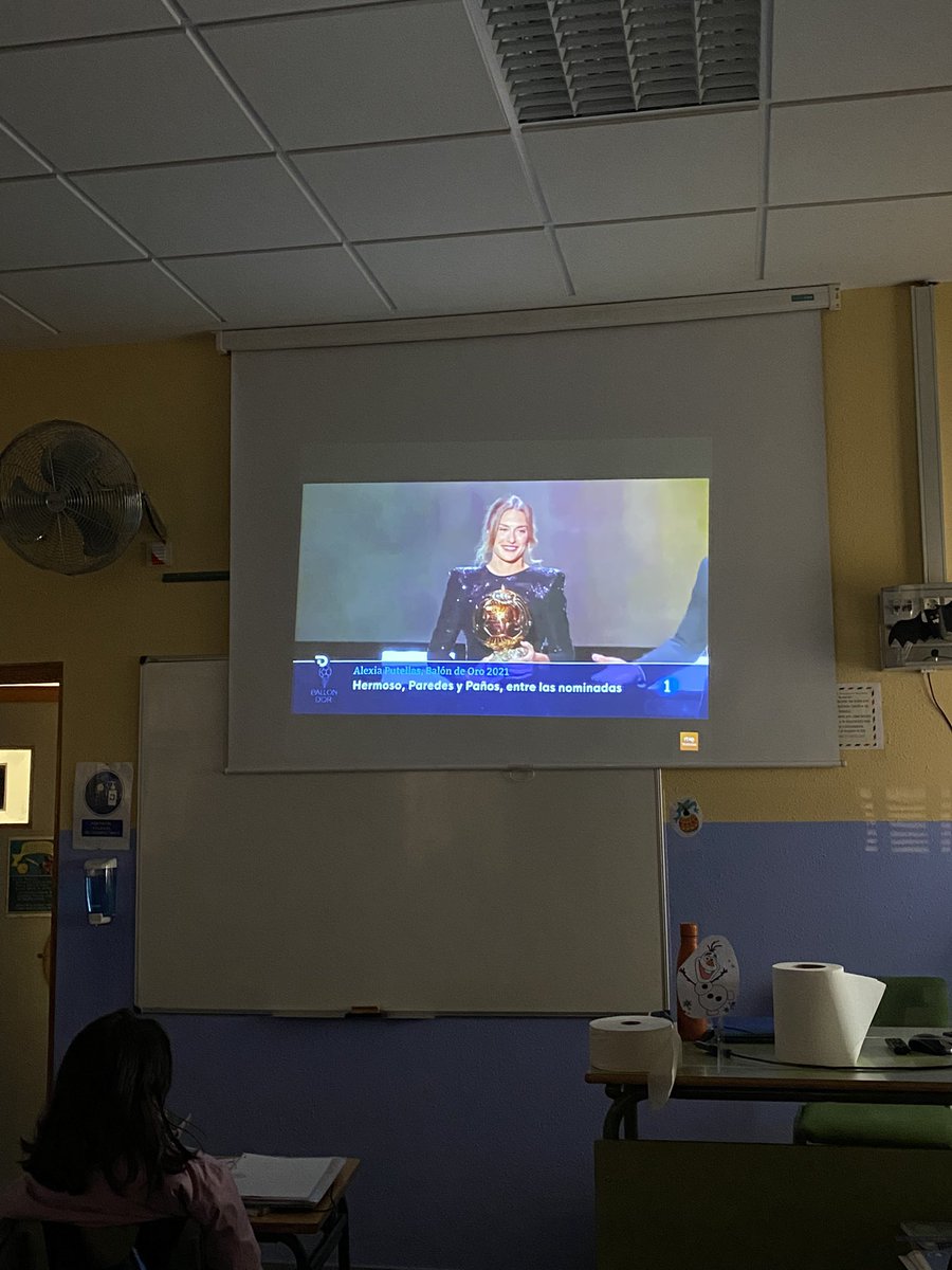 Marijosesilla7's tweet photo. Mis alumnos/as están encantados de que la temática del próximo trabajo monográfico sea ella @alexiaputellas ¡Estoy deseando ver los resultados! 👏🥰 #MeEncantaSerProfe👩🏻🏫 #EducaciónEnValores❤️ #FutFem⚽️ https://t.co/EngHZGT6WE