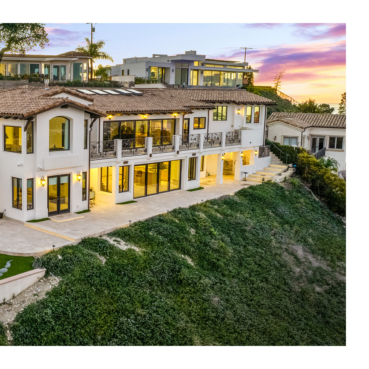 SportStarRelo's tweet photo. Dramatically perched atop a Rancho Palos Verdes bluff, this expansive luxury estate boasts over a half-acre of breathing room… which you’ll need once your breath is taken away by the absolutely staggering ocean views. https://t.co/Bpfh93wzbj https://t.co/Ma5tOF8weM