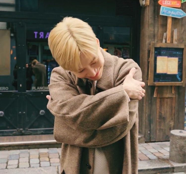 typical_shawol's tweet photo. яркий свет, лучик солнца, нескончаемый источник вдохновения, любимый, мягкий и добрый человек.

не честно, абсолютно не честно что именно такие люди страдают депрессией. 

и печально, что этот недуг не оценивается так же как оценивают рак.

это болезнь так же опасна. ПОЙМИТЕ УЖЕ! https://t.co/MQmk1xJTJ6