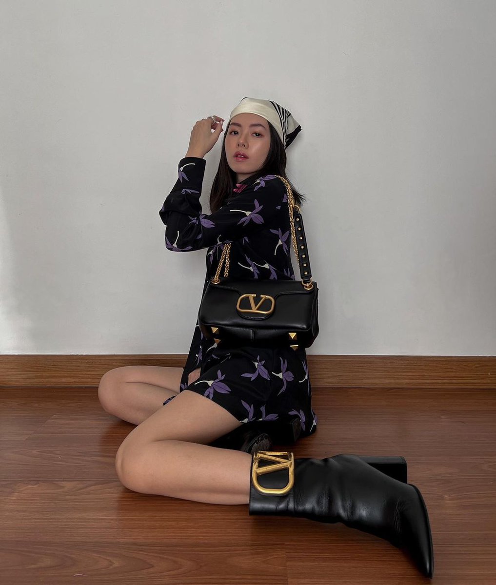 MaisonValentino's tweet photo. Storied symbols, applied atop structured Nappa and supple suede.
#Koki, #OliviaLazuardy and @daiyantrisha opt for the #VALENTINOGARAVANI #StudSign bag.
Shop it now in a range of materials and colorways, at https://t.co/srWGdf9CV5 https://t.co/its6BpHbcl