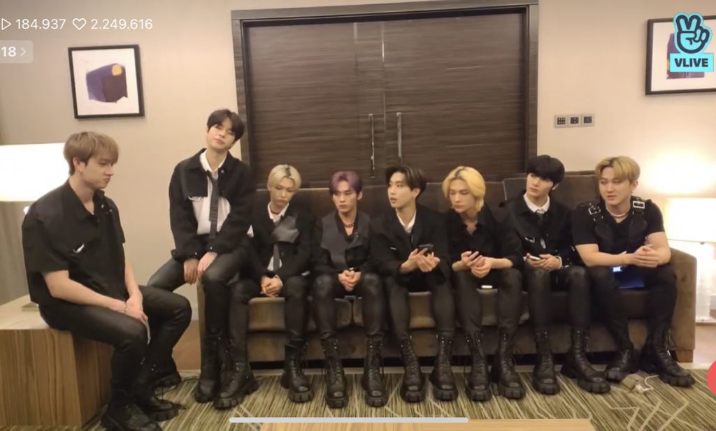 hyuniesprint's tweet photo. los chicos han estado hablando sobre lo emocionados que se sentían incluso esta mañana durante los ensayos y sobre lo molestos que se sienten ahora por todo lo que ha sucedido… también han preguntado si las stays del concierto llegaron a salvo a sus casas 🥺

@Stray_Kids https://t.co/cmhK5YG8yV