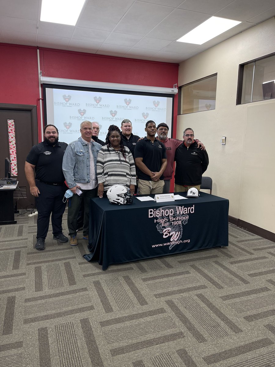 Emil0316's tweet photo. 100% committed… thank you to everyone that’s been apart of this journey 💪🏾🔵⚪️🟡@Spire_Football @CoachBurgoon @apacheco93 @Coach_Rlopez https://t.co/n3DuoC2X1l
