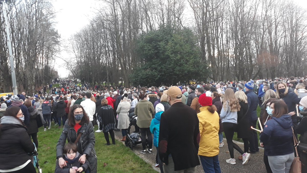 byrnedermot's tweet photo. Great show of solidarity for Ashling and her family in Tullamore this evening https://t.co/9kMmBgEFrq