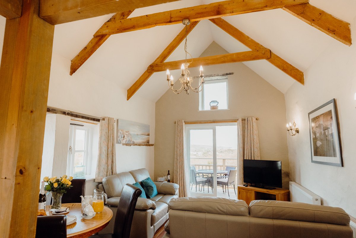 We just love this snap of the Old Forge, a truly special property with beautiful views over the golf course! 🌞